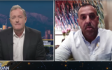 Piers Morgan, à gauche, interviewe Eli Sharabi, ancien otage, dans son émission Uncensored, le 16 octobre 2025. (Crédit : Capture d'écran : Uncensored)
