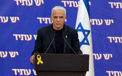 Le chef de l'opposition, Yair Lapid, donne une conférence de presse à Tel Aviv, le 5 octobre 2025. (Yesh Atid, autorisation)