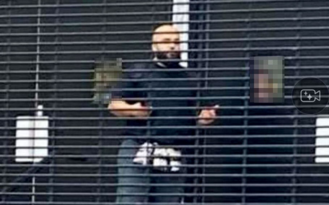 Jihad al-Shamie, le suspect de l'attentat terroriste meurtrier perpétré à la congrégation de Heaton Park à Manchester, au Royaume-Uni, le jour de Yom Kippour, le 2 octobre 2025. (Crédit : Capture d'écran/Réseaux sociaux ; utilisée conformément à la clause 27a de la loi sur le droit d'auteur)