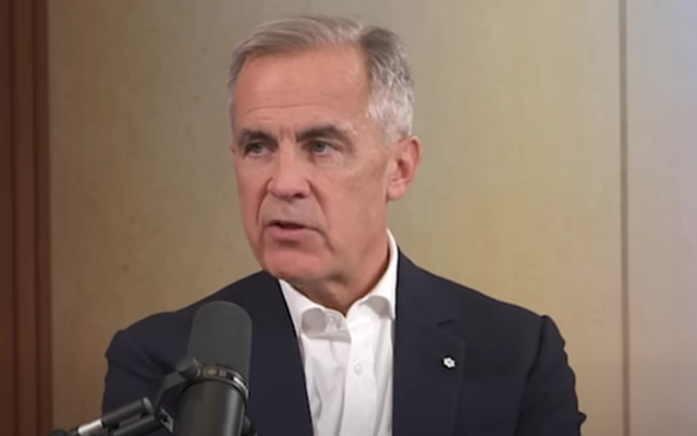 Le Premier ministre canadien Mark Carney s'entretenant avec Mishal Husain dans le cadre d'une interview diffusée sur Bloomberg Podcasts le 17 octobre 2025. (Crédit : Capture d'écran/Bloomberg Podcasts)