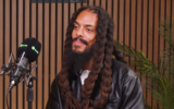 Pascal Robinson-Foster, leader du groupe Bob Vylan, apparaît dans le podcast de Louis Theroux, le 1er octobre 2025. (Capture d'écran, YouTube)