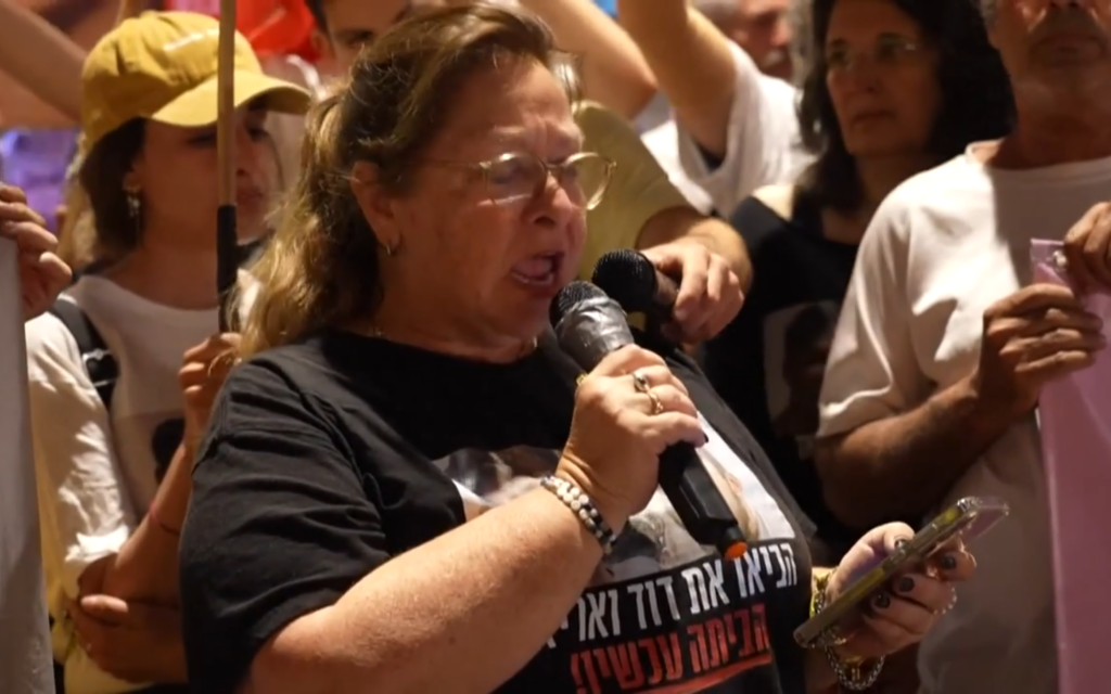 Sylvia Cunio, mère des otages David Cunio et Ariel Cunio, lors d'un rassemblement à Tel-Aviv pour la libération des otages et la fin de la guerre à Gaza. (Crédit : AFPTV)