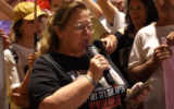 Sylvia Cunio, mère des otages David Cunio et Ariel Cunio, lors d'un rassemblement à Tel-Aviv pour la libération des otages et la fin de la guerre à Gaza. (Crédit : AFPTV)
