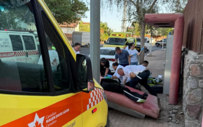 Les ambulanciers secourent un garçon de 13 ans gravement blessé, qui décédera plus tard, après être tombé d'une certaine hauteur et s'être retrouvé coincé sous une structure de boîtes postales qui s'est effondrée, à Eilat, le 2 octobre 2025. (Crédit : Magen David Adom) Les ambulanciers secourent un garçon de 13 ans gravement blessé, qui décédera plus tard, après être tombé d'une certaine hauteur et s'être retrouvé coincé sous une structure de boîtes postales qui s'est effondrée, à Eilat, le 2 octobre 2025. (Crédit : Magen David Adom)
