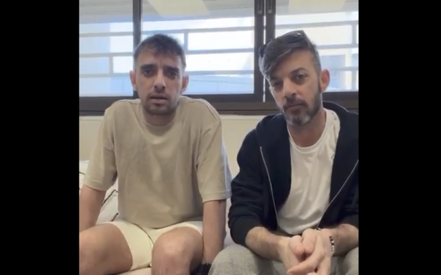 Les anciens otages Ariel (à gauche) et David Cunio dans un message vidéo diffusé le 19 octobre 2025. (Crédit : Capture d'écran)