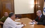 Le Premier ministre Benjamin Netanyahu lors de sa toute première réunion avec le nouveau chef du Shin Bet, David Zini, le 5 octobre 2025. (Crédit : Amos Ben Gershom/GPO)