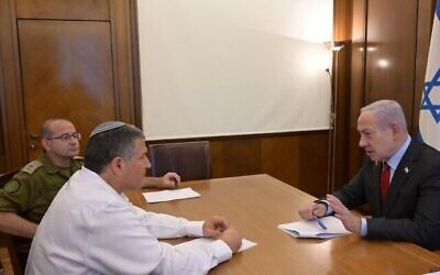 Le Premier ministre Benjamin Netanyahu lors de sa toute première réunion avec le nouveau chef du Shin Bet, David Zini, le 5 octobre 2025. (Crédit : Amos Ben Gershom/GPO)