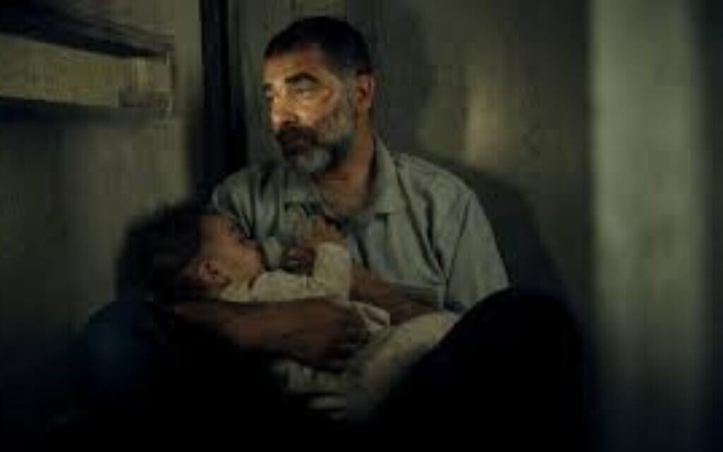 Hisham Suliman dans le rôle d'un père qui protège son bébé après que des terroristes du Hamas ont tué sa femme, dans « Red Alert ». (Crédit : Green Productions, Bender Brown Productions, Keshet 12, The IEF et Paramount+)