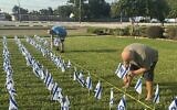Des drapeaux sont plantés dans le cadre de la campagne Flags of Fellowship en commémoration du deuxième anniversaire du massacre du Hamas du 7 octobre 2023. (IFCJ)