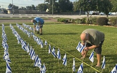 Des drapeaux sont plantés dans le cadre de la campagne Flags of Fellowship en commémoration du deuxième anniversaire du massacre du Hamas du 7 octobre 2023. (IFCJ)