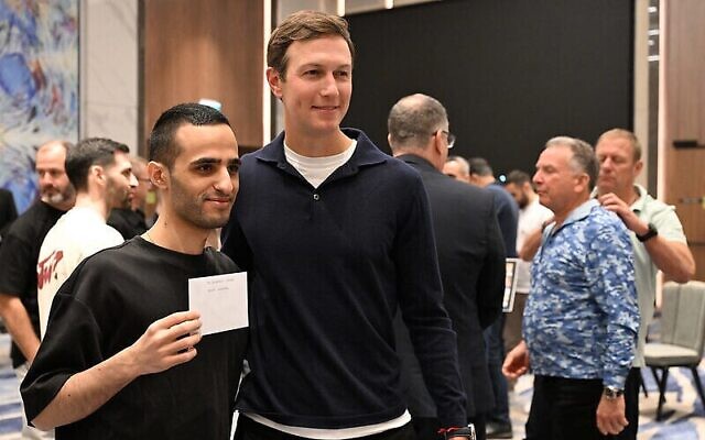 Jared Kusher (à droite) rencontre l’otage libéré Nimrod Cohen, qui tient une lettre écrite à la main de la fille de Kushner, Arabella Kushner, à Tel Aviv le 21 octobre 2025. (Crédit : David Azagury/Ambassade des États-Unis à Jérusalem)