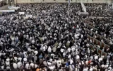 Des milliers de personnes se sont rassemblées mercredi au mur Occidental pour la dernière veillée de prières de Slichot au mur Occidental, à Jérusalem, le 30 septembre 2025. (Crédit : Capture d’écran/YouTube)