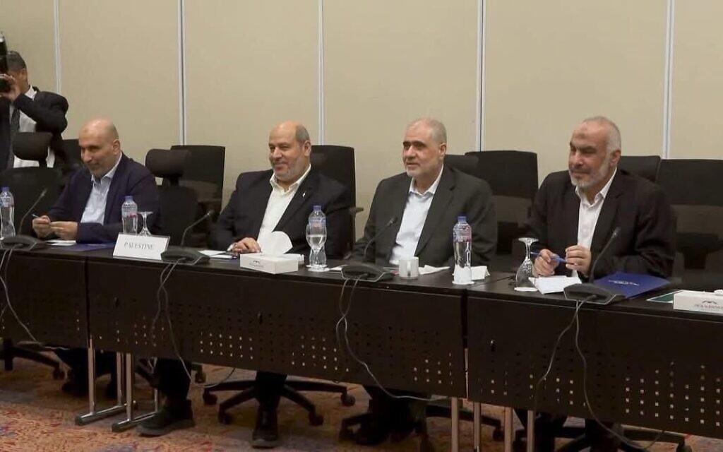 Des négociateurs du Hamas, dont Khalil al-Hayya (2ᵉ à partir de la gauche), sur une photo illustrant le succès des négociations entre Israël et le Hamas, menées sous médiation, concernant un accord de cessez-le-feu et la libération des otages à Gaza, à Charm el-Cheikh, le 9 octobre 2025. (Crédit : Telegram ; utilisée conformément à l'article 27a de la loi sur le droit d'auteur)