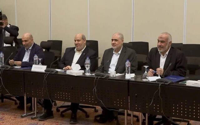 Des négociateurs du Hamas, dont Khalil al-Hayya (deuxième à partir de la gauche), apparaissent sur une photo témoignant du succès des négociations menées sous médiation entre Israël et le Hamas concernant un accord de cessez-le-feu et la libération des otages à Gaza, à Charm el-Cheikh, aux premières heures du 9 octobre 2025. (Crédit : Telegram / utilisé conformément à l'article 27a de la loi sur le droit d'auteur)