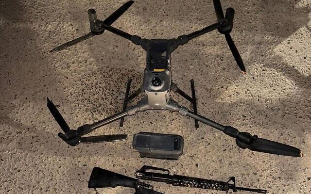 Des armes et un drone saisis par les troupes de l'armée israélienne à la suite d'une tentative de contrebande à la frontière égyptienne, le 17 octobre 2025. (Crédit : armée israélienne) Des armes et un drone saisis par les troupes de l'armée israélienne à la suite d'une tentative de contrebande à la frontière égyptienne, le 17 octobre 2025. (Crédit : armée israélienne)