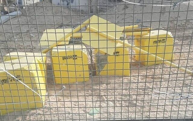 Les blocs de béton qui délimiteront la « Ligne jaune » dans la bande de Gaza, sur une photo publiée sur le réseau social le 19 octobre 2025. (Crédit : Otef Israel)
