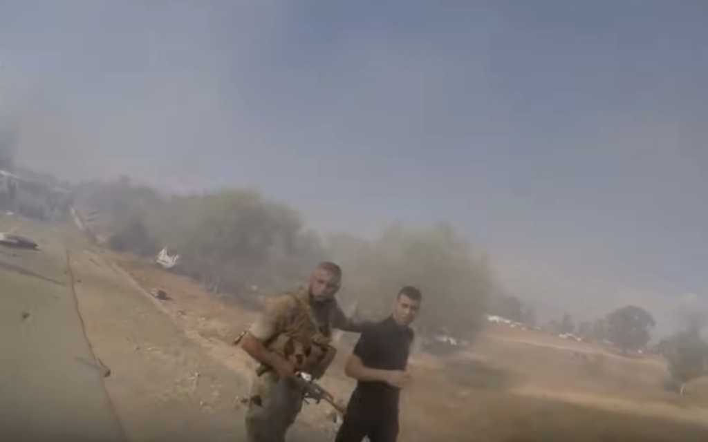 Suhaib Razeem détenu par un terroriste du Hamas sur le site du festival Supernova, le 7 octobre 2023. (Capture d'écran/ YouTube)