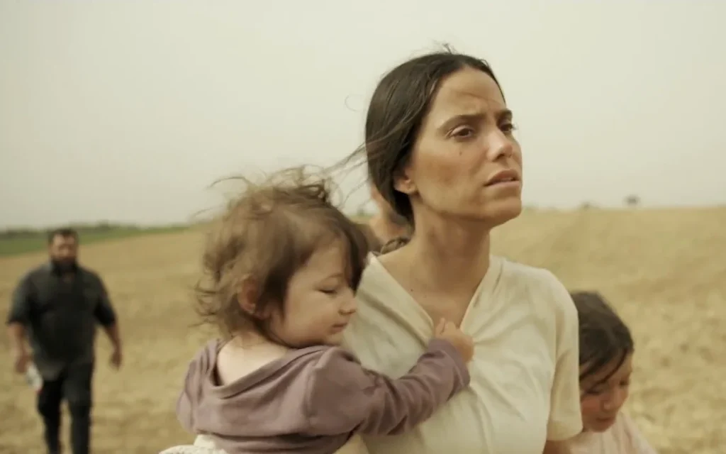 Rotem Sela dans le rôle de Batsheva Yahalomi, survivante du 7-Octobre, dans « Red Alert », la série en quatre parties de N12 diffusée le 5 octobre 2025 en Israël. (Crédit : Autorisation)
