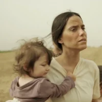 Rotem Sela dans le rôle de Batsheva Yahalomi, survivante du 7-Octobre, dans « Red Alert », la série en quatre parties de N12 diffusée le 5 octobre 2025 en Israël. (Crédit : Autorisation)