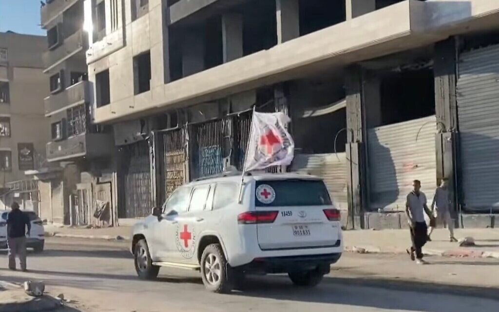Un véhicule de la Croix-Rouge qui transporterait les otages libérés par le Hamas dans la bande de Gaza le 13 octobre 2025 (Capture d'écran/ Al Jazeera) Un véhicule de la Croix-Rouge qui transporterait les otages libérés par le Hamas dans la bande de Gaza le 13 octobre 2025 (Capture d'écran/ Al Jazeera)