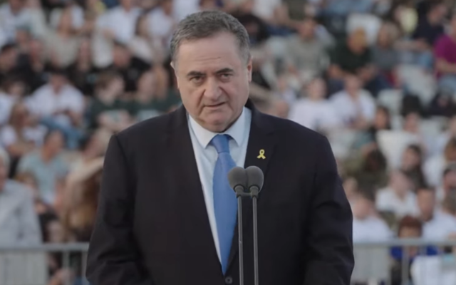 Le ministre de la Défense Israel Katz s'exprimant lors d'une cérémonie de remise des diplômes à l'école d'officiers Bahad 1, dans le sud d'Israël, le 30 octobre 2025. (Crédit : Capture d'écran/Armée israélienne) Le ministre de la Défense Israel Katz s'exprimant lors d'une cérémonie de remise des diplômes à l'école d'officiers Bahad 1, dans le sud d'Israël, le 30 octobre 2025. (Crédit : Capture d'écran/Armée israélienne)