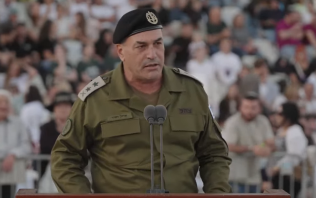 Le dhef d’État-major de Tsahal, le Lt. Gen. Eyal Zamir prend la parole lors d’une cérémonie de remise des diplômes aux cadets de l’école des officiers Bahad 1 dans le sud d’Israël, le 30 octobre 2025. (Capture d’écran : Armée israélienne) Le dhef d’État-major de Tsahal, le Lt. Gen. Eyal Zamir prend la parole lors d’une cérémonie de remise des diplômes aux cadets de l’école des officiers Bahad 1 dans le sud d’Israël, le 30 octobre 2025. (Capture d’écran : Armée israélienne)