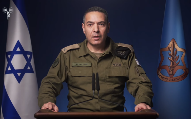 Le porte-parole de l'armée israélienne, le brigadier général Effie Defrin, s'exprimant lors d'une conférence de presse après le cessez-le-feu dans la bande de Gaza, après deux ans de guerre, le 10 octobre 2025. (Crédit : Capture d'écran/Armée israélienne)