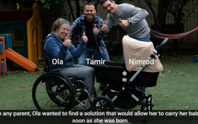 Ola, Tamir Keidar et Nimrod Shani photographiés avec le dispositif liant fauteuil roulant et poussette, dans une vidéo de février 2025. (Crédit : capture d’écran/YouTube) Ola, Tamir Keidar et Nimrod Shani photographiés avec le dispositif liant fauteuil roulant et poussette, dans une vidéo de février 2025. (Crédit : capture d’écran/YouTube)