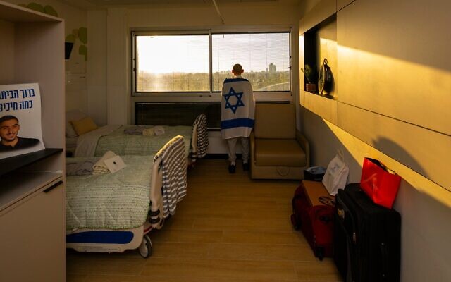 L'ancien otage Rom Braslavski contemple la silhouette de Tel Aviv depuis sa chambre d'hôpital à Tel Hashomer après sa libération le 13 octobre 2025. (Crédit : GPO) L'ancien otage Rom Braslavski contemple la silhouette de Tel Aviv depuis sa chambre d'hôpital à Tel Hashomer après sa libération le 13 octobre 2025. (Crédit : GPO)