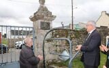 Une plaque commémorative installée dans le cimetière de Plumelec (Morbihan), le 26 octobre 2025. (Crédit : Daniel Le Marchand/Association Le Souvenir Français)