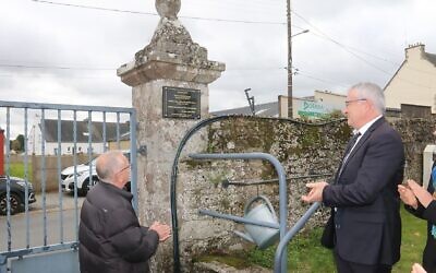 Une plaque commémorative installée dans le cimetière de Plumelec (Morbihan), le 26 octobre 2025. (Crédit : Daniel Le Marchand/Association Le Souvenir Français)