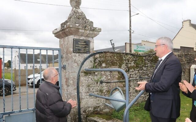 Une plaque commémorative installée dans le cimetière de Plumelec (Morbihan), le 26 octobre 2025. (Crédit : Daniel Le Marchand/Association Le Souvenir Français)