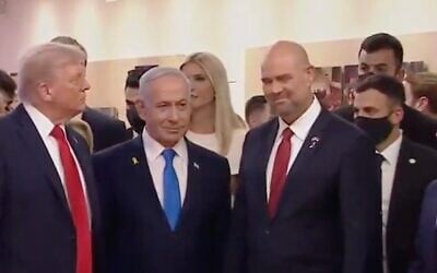Le président américain Donald Trump (à gauche), le Premier ministre Benjamin Netanyahu (au centre) et le président de la Knesset Amir Ohana, à la Knesset, le 13 octobre 2025. (Crédit : Capture d'écran)