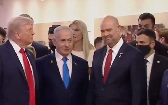 Le président américain Donald Trump (à gauche), le Premier ministre Benjamin Netanyahu (au centre) et le président de la Knesset Amir Ohana, à la Knesset, le 13 octobre 2025. (Crédit : Capture d'écran)
