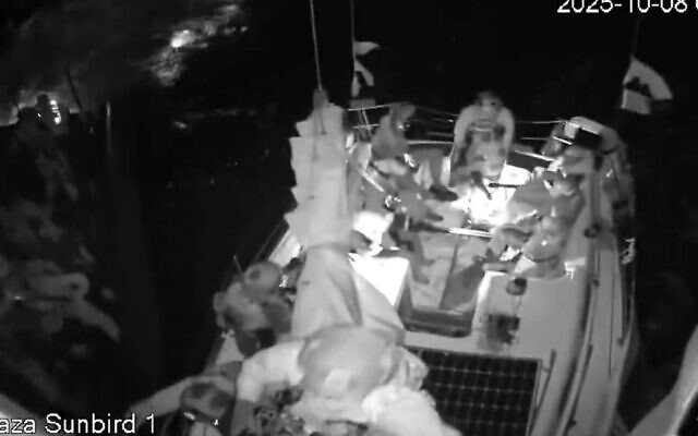 Les forces navales israéliennes montent à bord d'un des bateaux de la Flottille de la liberté en Méditerranée, tôt le matin du 8 octobre 2025. (Crédit : Capture d'écran : X)