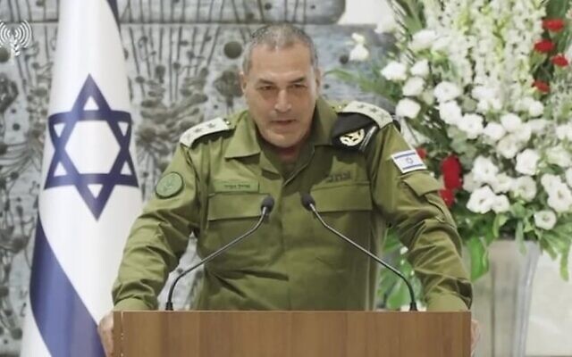 Le chef d'état-major de l'armée israélienne, le lieutenant-général Eyal Zamir, s'exprime lors d'une cérémonie à la résidence présidentielle à Jérusalem, le 19 octobre 2025. (Crédit : Armée israélienne) Le chef d'état-major de l'armée israélienne, le lieutenant-général Eyal Zamir, s'exprime lors d'une cérémonie à la résidence présidentielle à Jérusalem, le 19 octobre 2025. (Crédit : Armée israélienne)