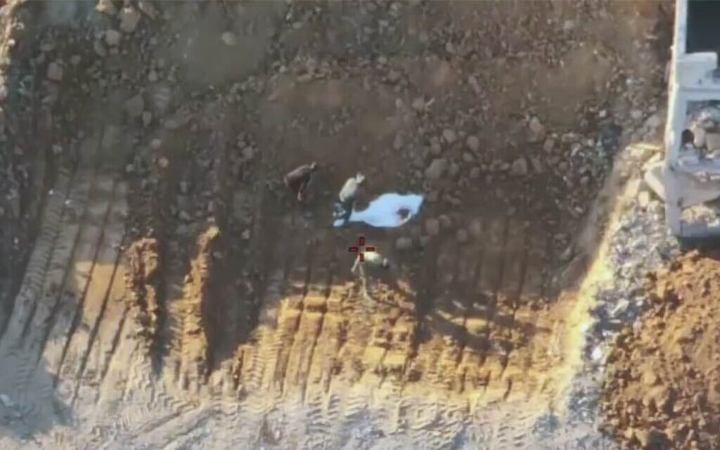 Des terroristes du Hamas en train de mettre en scène la récupération des restes d'un otage, à Gaza-City, le 27 octobre 2025. (Crédit : Armée israélienne) Des terroristes du Hamas en train de mettre en scène la récupération des restes d'un otage, à Gaza-City, le 27 octobre 2025. (Crédit : Armée israélienne)