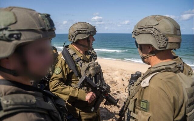 Le chef d'état-major de Tsahal, le lieutenant-général Eyal Zamir (au centre), est vu sur la côte de Gaza, dans la zone du corridor de Netzarim, au sud de la ville de Gaza, le 5 octobre 2025. (Crédit : armée israélienne)