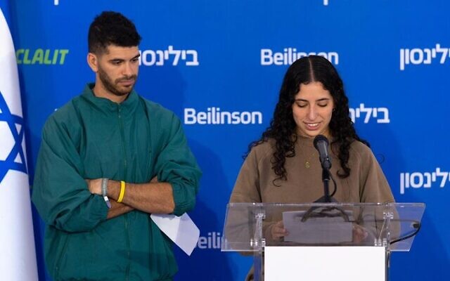 Ilay David (à gauche) et Yaala David, frère et sœur de l'ex-otage Evyatar David, faisant une déclaration à l'hôpital Rabin, le 19 octobre 2025. (Crédit : Eyal Radoshitsky/ Forum des otages)