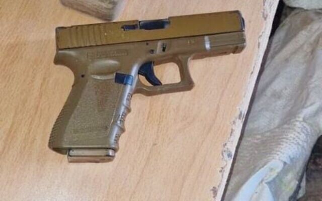 Arme de poing saisie par la police à un élève de terminale après qu'il a ouvert le feu près d'une école à Tamra le 29 octobre 2025. (Crédit : Police israélienne)