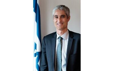 Yoel Mester est ministre-conseiller aux affaires politiques, économiques et scientifiques à l’ambassade israélienne à Paris. (Crédit : Facebook)