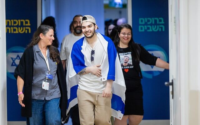 L'ex-otage Yosef-Haïm Ohana arrivant à l'hôpital après deux ans de captivité dans les geôles du Hamas à Gaza, le 13 octobre 2025. (Crédit : Shauli Landner/GPO)