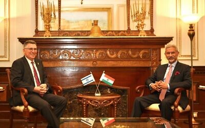 Le ministre des Affaires étrangères Gideon Saar, à gauche, rencontre son homologue indien Subrahmanyam Jaishankar à New Delhi, le 4 novembre 2025 (Crédit : ambassade d'Israël à New Delhi) Le ministre des Affaires étrangères Gideon Saar, à gauche, rencontre son homologue indien Subrahmanyam Jaishankar à New Delhi, le 4 novembre 2025 (Crédit : ambassade d'Israël à New Delhi)