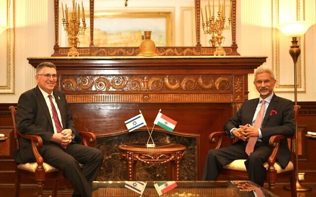 Le ministre des Affaires étrangères Gideon Saar, à gauche, rencontre son homologue indien Subrahmanyam Jaishankar à New Delhi, le 4 novembre 2025 (Crédit : ambassade d'Israël à New Delhi) Le ministre des Affaires étrangères Gideon Saar, à gauche, rencontre son homologue indien Subrahmanyam Jaishankar à New Delhi, le 4 novembre 2025 (Crédit : ambassade d'Israël à New Delhi)