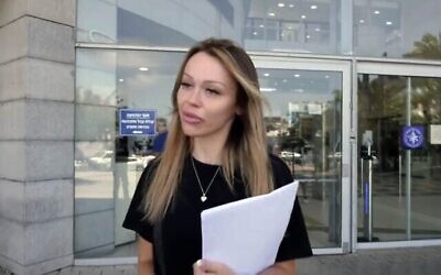 Capture d'écran d'une vidéo de la mannequin israélienne Leen Peer, en 2021. (Crédit : YouTube)