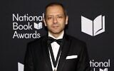 Omar El Akkad le jour de la 76e cérémonie des National Book Awards au Cipriani Wall Street, le 19 novembre 2025, à New York. (Arturo Holmes/Getty Images)