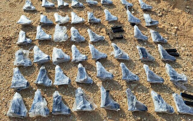 Armes saisies par la brigade régionale de Paran près de la frontière israélo-égyptienne, le 7 novembre 2025. (Crédit : Tsahal) Forces de défense israéliennes)