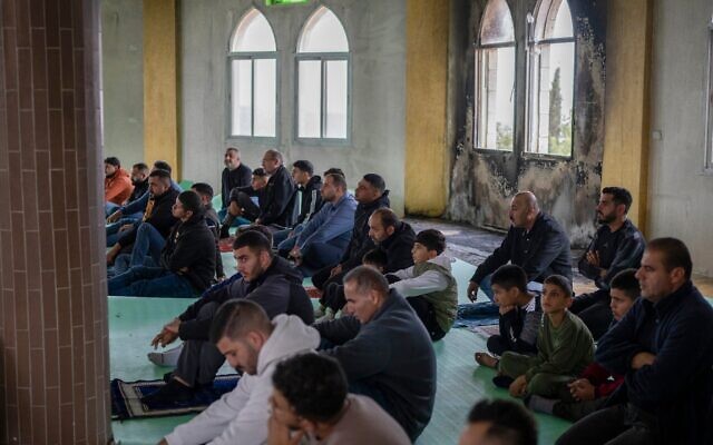 Des Palestiniens assistent à la prière du vendredi à la mosquée Al-Hajj Hamida à Deir Istiya, en Cisjordanie, le 14 novembre 2025. (Crédit : Ilia Yefimovich/dpa via Reuters Connect) Des Palestiniens assistent à la prière du vendredi à la mosquée Al-Hajj Hamida à Deir Istiya, en Cisjordanie, le 14 novembre 2025. (Crédit : Ilia Yefimovich/dpa via Reuters Connect)