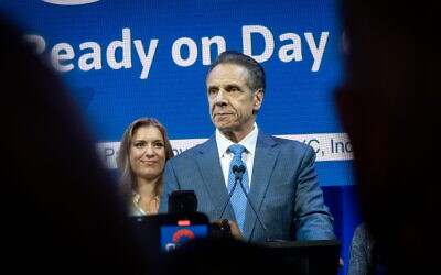 L'ancien gouverneur de New York, Andrew Cuomo, concède la victoire dans la course à la mairie de New York, le 4 novembre 2025. (Crédit : Luke Tress/Times of Israel)