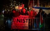 Des contre-manifestants juifs face à une manifestation organisée par Pal-Awda, devant une synagogue de New York, le 19 novembre 2025. (Crédit : Luke Tress/Times of Israel)